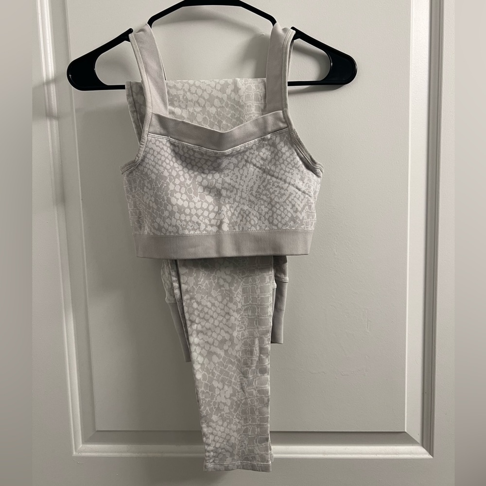 NUX Activewear Set - White/Grey Pattern - Sz M